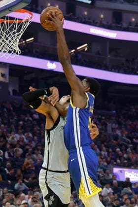 NBA, Basketball Herren, USA - San Antonio Spurs at Golden State Warriors Golden State Warriors guard Nate Williams (R) goes to the basket for two points around San Antonio Spurs forward center Victor Wembanyama (L) during the first half of the NBA game between the San Antonio Spurs and the Golden State Warriors in San Francisco, California, USA, 01 April 2026. SAN FRANCISCO CALIFORNIA United States  Copyright: xJOHNxG.xMABANGLOx