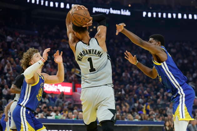 NBA, Basketball Herren, USA - San Antonio Spurs at Golden State Warriors San Antonio Spurs forward center Victor Wembanyama (C) grabs a rebound ahead of Golden State Warriors guard Brandin Podziemski (L) and Golden State Warriors guard Nate Williams (R) during the first half of the NBA game between the San Antonio Spurs and the Golden State Warriors in San Francisco, California, USA, 01 April 2026. SAN FRANCISCO CALIFORNIA United States  Copyright: xJOHNxG.xMABANGLOx