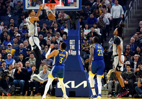 NBA, Basketball Herren, USA - San Antonio Spurs at Golden State Warriors San Antonio Spurs forward center Victor Wembanyama (L) dunks the ball against the Golden State Warriors during the first half of the NBA game between the San Antonio Spurs and the Golden State Warriors in San Francisco, California, USA, 01 April 2026. SAN FRANCISCO CALIFORNIA United States  Copyright: xJOHNxG.xMABANGLOx