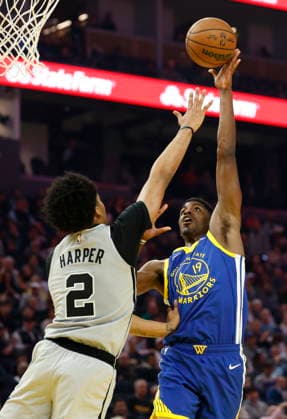 NBA, Basketball Herren, USA - San Antonio Spurs at Golden State Warriors Golden State Warriors guard Nate Williams (R) shoots over San Antonio Spurs guard Dylan Harper (L) for two points during the first half of the NBA game between the San Antonio Spurs and the Golden State Warriors in San Francisco, California, USA, 01 April 2026. SAN FRANCISCO CALIFORNIA United States  Copyright: xJOHNxG.xMABANGLOx