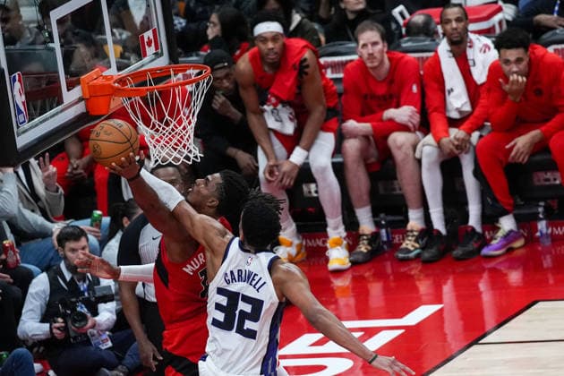 Sacramento Kings vs Toronto Raptors TORONTO, CANADA - APRIL 1 : Colin Murray-Boyles (12) of Toronto Raptors in action against Dylan Cardwell (32) of Sacramento Kings during the NBA, Basketball Herren, USA basketball game between Sacramento Kings and Toronto Raptors at the Scotiabank Arena on April 1, 2026 in Toronto, Ontario, Canada. Mert Alper Dervis Anadolu Ontario Canada. Editorial use only. Please get in touch for any other usage.  Copyright: x2026xAnadoluxMertxAlperxDervisx