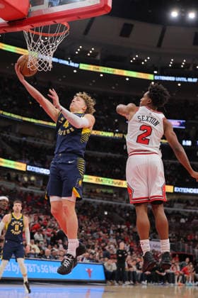 CHICAGO, IL - APRIL 01: Taelon Peter 4 of the Indiana Pacers drives to the basket for a layup past Collin Sexton 2 of the Chicago Bulls during the second half on April 1, 2026 at the United Center in Chicago, Illinois. (Photo by Melissa Tamez Icon Sportswire) NBA, Basketball Herren, USA APR 01 Indiana Pacers at Chicago Bulls EDITORIAL USE ONLY Icon260401039