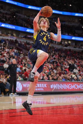 CHICAGO, IL - APRIL 01: Taelon Peter 4 of the Indiana Pacers drives to the basket for a layup during the second half against the Chicago Bulls on April 1, 2026 at the United Center in Chicago, Illinois. (Photo by Melissa Tamez Icon Sportswire) NBA, Basketball Herren, USA APR 01 Indiana Pacers at Chicago Bulls EDITORIAL USE ONLY Icon260401041