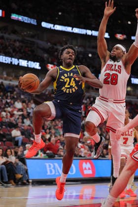 CHICAGO, IL - APRIL 01: Kobe Brown 24 of the Indiana Pacers drives to the basket against Guerschon Yabusele 28 of the Chicago Bulls during the second half on April 1, 2026 at the United Center in Chicago, Illinois. (Photo by Melissa Tamez Icon Sportswire) NBA, Basketball Herren, USA APR 01 Indiana Pacers at Chicago Bulls EDITORIAL USE ONLY Icon260401045