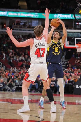 CHICAGO, IL - APRIL 01: Jalen Slawson 18 of the Indiana Pacers shoots the ball against Lachlan Olbrich 47 of the Chicago Bulls during the second half on April 1, 2026 at the United Center in Chicago, Illinois. (Photo by Melissa Tamez Icon Sportswire) NBA, Basketball Herren, USA APR 01 Indiana Pacers at Chicago Bulls EDITORIAL USE ONLY Icon260401048