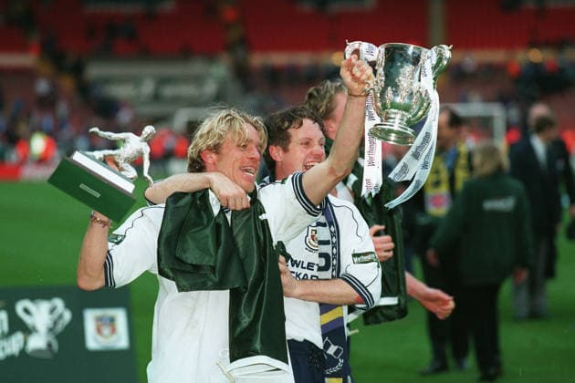 Leicester City V Tottenham Hotspur, Worthington League Cup Final Allan Nielsen of Tottenham Hotspur and Andy Sinton of Tottenham Hotspur celebrate with trophy after the Worthington League Cup Final match between Leicester City and Tottenham Hotspur at Wembley Stadium on March 21, 1999 in London, England. London Wembley Stadium England United Kingdom Copyright: xAllstarxPicturexLibraryxLtdx