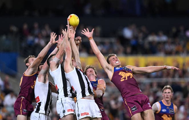 Sport Bilder des Tages AFL LIONS MAGPIES, Oscar Steene of the Magpies and Ty Gallop of the Lions are seen in the pack during the AFL Round 4 match between the Brisbane Lions and the Collingwood Magpies at The Gabba in Brisbane, Thursday, April 2, 2026. ( NO ARCHIVING, EDITORIAL USE ONLY BRISBANE QUEENSLAND AUSTRALIA  Copyright: xDARRENxENGLANDx 20260402159177061623