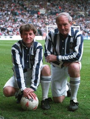 West Bromwich Albion V Tranmere Rovers, League Division One Frank Skinner and Jeff Astle on the pitch before the League Division One match between West Bromwich Albion and Tranmere Rovers at The Hawthorns on April 30, 1995 in West Bromwich, England . West Bromwich The Hawthorns England United Kingdom Copyright: xAllstarxPicturexLibraryxLtdx