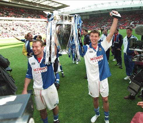 Liverpool V Blackburn Rovers, Premier League Alan Shearer of Blackburn Rovers and Chris Sutton of Blackburn Rovers celebrate with Premier League Trophy after the Premier League match between Liverpool and Blackburn Rovers at Anfield on May 14, 1995 in Liverpool, England. Liverpool Anfield England United Kingdom Copyright: xAllstarxPicturexLibraryxLtdx