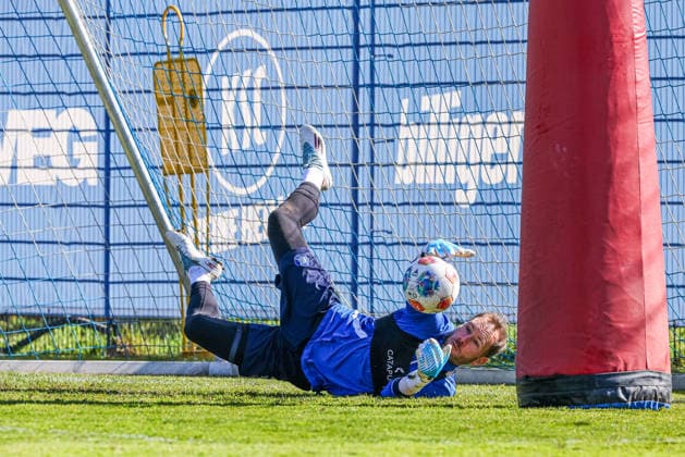 Training on 02 04 26, Men, Soccer, Season 2025 2026, 2 Liga, Karlsruher SC Goalkeeper Robin Himmelmann KSC 30 holds the ball Karlsruhe Wildparkstadion Baden Württemberg Germany