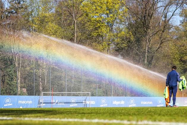 Sport Bilder des Tages Training am 02.04.26, Herren, Fußball, Saison 2025 2026, 2.Liga, Karlsruher SC. Regenbogen beim Rasensprengen auf dem Spielfeld. Karlsruhe Wildparkstadion Baden-Württemberg Germany *** Training on 02 04 26, Men, Soccer, Season 2025 2026, 2 Liga, Karlsruher SC Rainbow sprinkling on the pitch Karlsruhe Wildparkstadion Baden Württemberg Germany