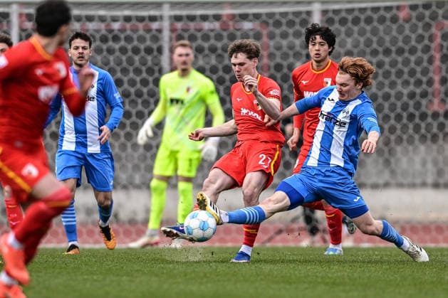 Sport Bilder des Tages Regionalliga Bayern: FC Augsburg II vs FV Illertissen, 02.04.2026 Robin Muth (FV Illertissen, 10) im Zweikampf um den Ball gegen Florian Hangl (FC Augsburg II, 27), Augsburg, 02.04.2026 - 26. Spieltag der Regionalliga Bayern, FC Augsburg II vs FV Illertissen, Augsburg Rosenaustadion *** Regionalliga Bayern FC Augsburg II vs FV Illertissen, 02 04 2026 Robin Muth FV Illertissen, 10 in a duel for the ball against Florian Hangl FC Augsburg II, 27 , Augsburg, 02 04 2026 26 Matchday of the Regionalliga Bayern, FC Augsburg II vs FV Illertissen, Augsburg Rosenaustadion Copyright: xBEAUTIFULxSPORTS Märklx