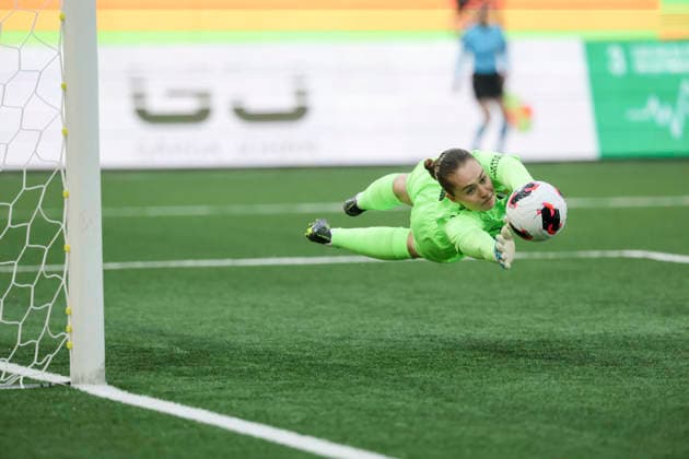 GÖTEBORG, SWEDEN 20260402 Häcken goalkeeper Fanney Birkisdottir saves during Thursdays Europa Cup semi-final between BK Häcken and Eintracht Frankfurt at Nordic Wellness arena Hisingen Arena GÖTEBORG SWEDEN x9200x  Copyright: xAdamxIhse TTx EUROPA CUP HÄCKEN-FRANKFURT