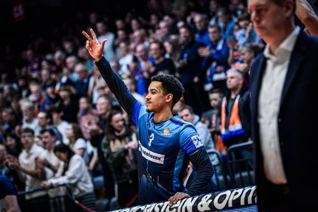easycredit BBL Basketball Bundesliga 2025 2026 27 Matchday 02 04 2026 Science City Jena vs SKYLINERS Frankfurt Garai Zeeb Frankfurt , Cheers over 3er Sparkassen Arena