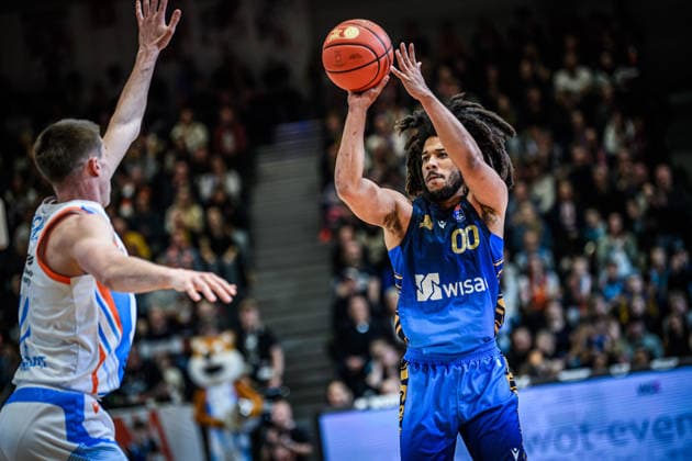 easycredit BBL Basketball Bundesliga 2025 2026 27 Matchday 02 04 2026 Science City Jena vs SKYLINERS Frankfurt v re at the throw Tyger Campbell Frankfurt vs Joe Wieskamp Jena Sparkassen Arena