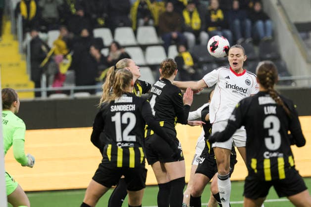 GÖTEBORG, SWEDEN 20260402 Eintracht Frankfurts Marthine ostenstad heads the ball during Thursdays Europa Cup semifinal between BK Häcken and Eintracht Frankfurt at Nordic Wellness arena Hisingen Arena GÖTEBORG SWEDEN x9200x  Copyright: xAdamxIhse TTx EUROPA CUP HÄCKEN-FRANKFURT