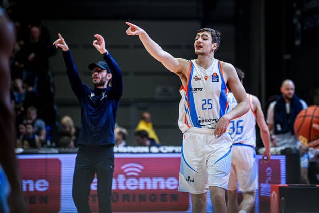 easycredit BBL Basketball Bundesliga 2025 2026 27 Matchday 02 04 2026 Science City Jena vs SKYLINERS Frankfurt Lorenz Bank Jena shows the way In the background coach Björn Harmsen Jena Sparkassen Arena