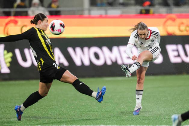 GÖTEBORG, SWEDEN 20260402 Häckens Emma Östlund left and Eintracht Frankfurts Elisa Senss during Thursdays Europa Cup semi-final between BK Häcken and Eintracht Frankfurt at Nordic Wellness arena Hisingen Arena GÖTEBORG SWEDEN x9200x  Copyright: xAdamxIhse TTx EUROPA CUP HÄCKEN-FRANKFURT
