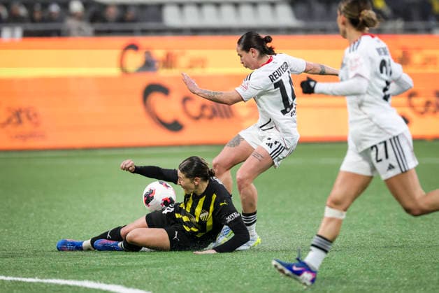 GOTHENBURG, SWEDEN 20260402 Hacken s Emma Ostlund left is chased by Eintracht Frankfurt s Geraldine Reuteler 14 during the UEFA Women s Europa Cup 2nd leg semi final soccer match between BK Häcken and Eintracht Frankfurt at Hisingen Arena in Gothenburg, Sweden, on April 2, 2026 GÖTEBORG SWEDEN x9200x  Copyright: xAdamxIhse TTx SWEDEN SOCCER UEFA WOMEN S EUROPA CUP