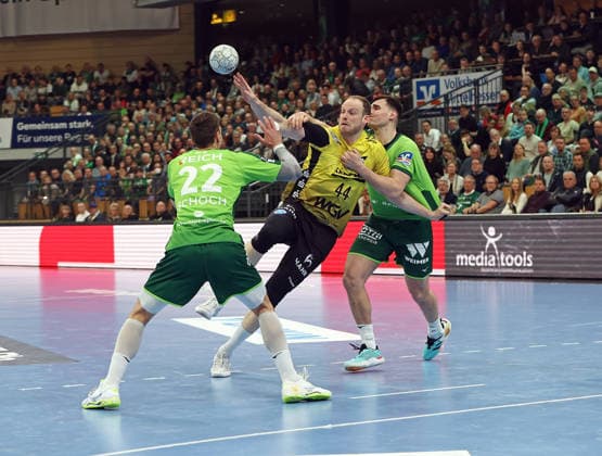 02 04 2026, xovx, Handball Daikin Handball Bundesliga, HSG Wetzlar TVB Stuttgart v l Jona Schoch HSG Wetzlar , Lenny Rubin TVB Stuttgart , Josip Simic HSG Wetzlar Wetzlar Buderus Arena Hessen Germany EN