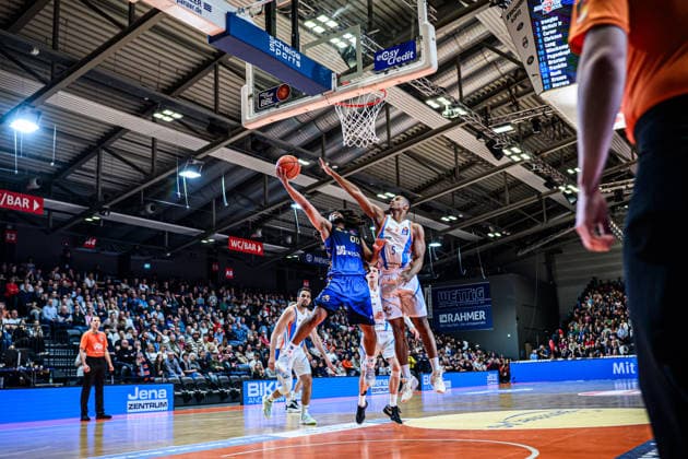 easycredit BBL Basketball Bundesliga 2025 2026 27 Matchday 02 04 2026 Science City Jena vs SKYLINERS Frankfurt v li in the air at the basketball Tyger Campbell Frankfurt vs Chris Carter Jena Sparkassen Arena