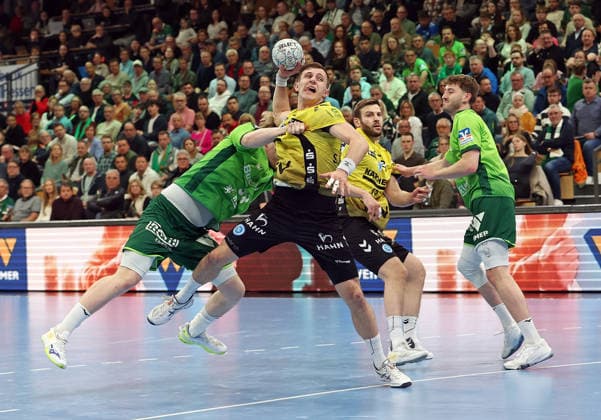 02 04 2026, xovx, Handball Daikin Handball Bundesliga, HSG Wetzlar TVB Stuttgart v l Georg Löwen HSG Wetzlar , Simone Mengon TVB Stuttgart , Samuel Röthlisberger TVB Stuttgart , Niklas Theiß HSG Wetzlar Wetzlar Buderus Arena Hessen Germany EN