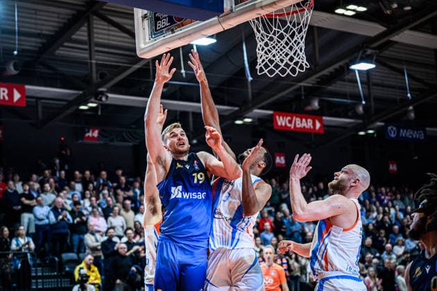 easycredit BBL Basketball Bundesliga 2025 2026 27 Matchday 02 04 2026 Science City Jena vs SKYLINERS Frankfurt Till Pape Frankfurt gets the better of three opponents on a lay-up Sparkassen Arena