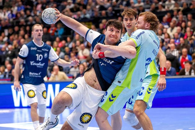 Sport Bilder des Tages 02.04.2026, Handball, HBL, Bergischer HC - VfL Gummersbach, Mitsubishi Electric HALLE Düsseldorf: Aron Seesing (BHC 49) im Zweikampf gegen Tom Kiesler (VfL Gummersbach 30) Nordrhein-Westfalen Deutschland *** 02 04 2026, Handball, HBL, Bergischer HC VfL Gummersbach, Mitsubishi Electric HALLE Düsseldorf Aron Seesing BHC 49 in a duel against Tom Kiesler VfL Gummersbach 30 North Rhine-Westphalia Germany