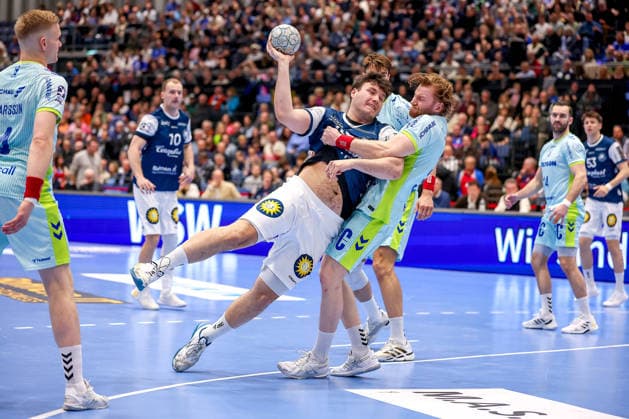 02 04 2026, Handball, HBL, Bergischer HC VfL Gummersbach, Mitsubishi Electric HALLE Düsseldorf Aron Seesing BHC 49 in a duel against Tom Kiesler VfL Gummersbach 30 North Rhine-Westphalia Germany