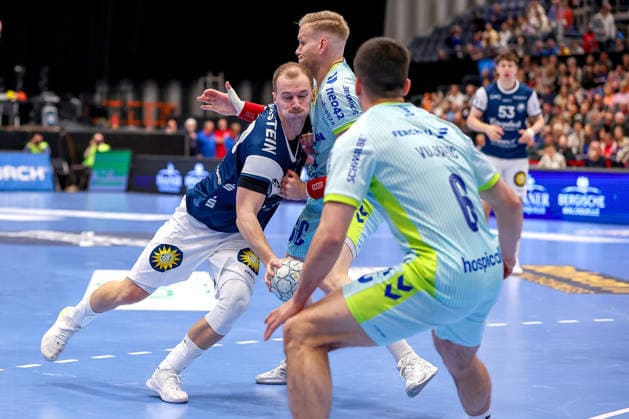 02 04 2026, Handball, HBL, Bergischer HC VfL Gummersbach, Mitsubishi Electric HALLE Düsseldorf Fynn Hangstein BHC 10 in duel against Ellioi Snaer Vioarsson VfL Gummersbach 04 North Rhine-Westphalia Germany