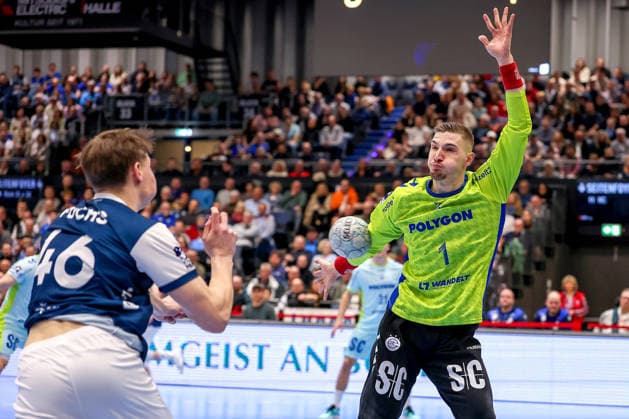 02 04 2026, Handball, HBL, Bergischer HC VfL Gummersbach, Mitsubishi Electric HALLE Düsseldorf Dominik Kuzmanovic VfL Gummersbach 01 defends parade against Julian Fuchs BHC 46 North Rhine-Westphalia Germany