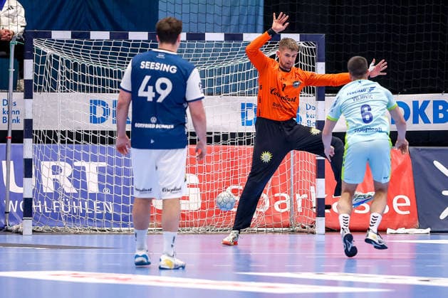 02 04 2026, Handball, HBL, Bergischer HC VfL Gummersbach, Mitsubishi Electric HALLE Düsseldorf Milos Vujovic VfL Gummersbach 06 converts the seven-meter penalty into the goal of goalkeeper Christopher Rudeck BHC 01 North Rhine-Westphalia Germany