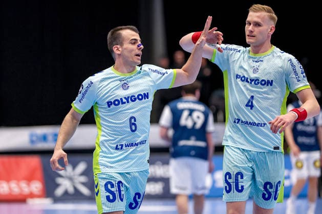 02 04 2026, Handball, HBL, Bergischer HC VfL Gummersbach, Mitsubishi Electric HALLE Düsseldorf Goal celebration after the goal by scorer Milos Vujovic VfL Gummersbach 06 next to Ellioi Snaer Vioarsson VfL Gummersbach 04 North Rhine-Westphalia Germany