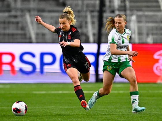 STOCKHOLM, SWEDEN 20260402 Sparta Prague s Laura Retkesova and Hammarby s Fanny Peterson during Thursday s semi final in the European Cup between Hammarby IF and AC Sparta Prague at 3Arena STOCKHOLM SWEDEN x10030x  Copyright: xJonasxEkströmer TTx EUROPEAN CUP HAMMARBY-SPARTA PRAGUE