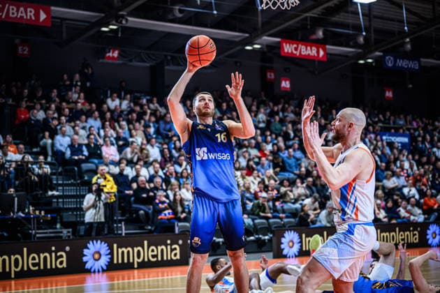 easycredit BBL Basketball Bundesliga 2025 2026 27 Matchday 02 04 2026 Science City Jena vs SKYLINERS Frankfurt v li Radii Caisin Frankfurt throwing against Robin Christen Jena Sparkassen Arena