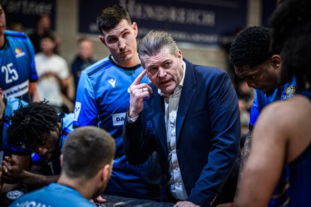 easycredit BBL Basketball Bundesliga 2025 2026 27 Matchday 02 04 2026 Science City Jena vs SKYLINERS Frankfurt Coach Klaus Perwas Frankfurt speaks to the team Sparkassen Arena