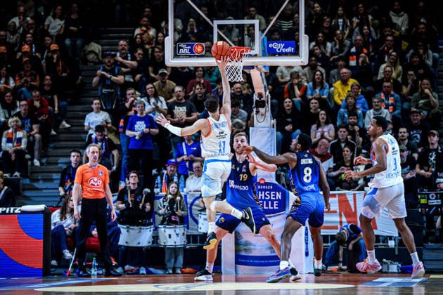 easycredit BBL Basketball Bundesliga 2025 2026 27 Matchday 02 04 2026 Science City Jena vs SKYLINERS Frankfurt Jack Pagenkopf Jena with a lay-up against Till Pape Frankfurt Sparkassen Arena