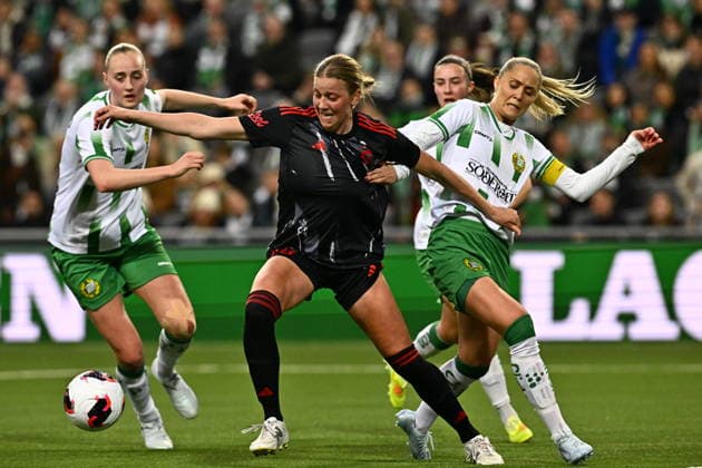 STOCKHOLM, SWEDEN 20260402 Sparta Prague s Hallie Bergford between Hammarby s Emilie Bragstad and Alice Carlsson during Thursday s semi final in the European Cup between Hammarby IF and AC Sparta Prague at 3Arena STOCKHOLM SWEDEN x10030x  Copyright: xJonasxEkströmer TTx EUROPEAN CUP HAMMARBY-SPARTA PRAGUE