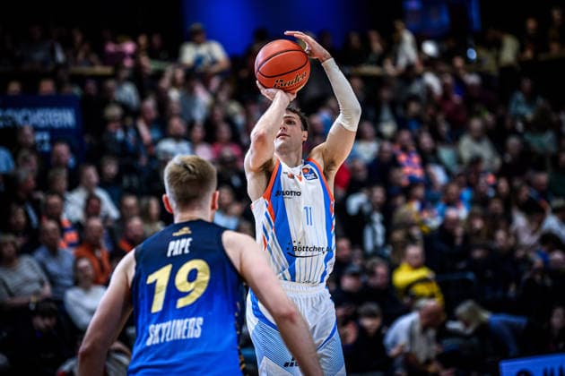 easycredit BBL Basketball Bundesliga 2025 2026 27 Matchday 02 04 2026 Science City Jena vs SKYLINERS Frankfurt Jack Pagenkopf Jena throwing against Till Pape Frankfurt Sparkassen Arena