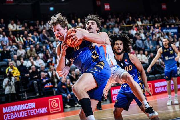 easycredit BBL Basketball Bundesliga 2025 2026 27 Matchday 02 04 2026 Science City Jena vs SKYLINERS Frankfurt tough fight for the ball from the front Jacob Holt Frankfurt vs Kristofer Krause Jena Sparkassen Arena