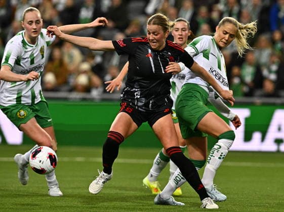 Sparta Prague s Hallie Bergford between Hammarby s Emilie Bragstad and Alice Carlsson during the UEFA Women s Europa Cup 2nd leg semi final soccer match between Hammarby IF and AC Sparta Praha at 3Arena, in Stockholm, Sweden, on April 2, 2026 STOCKHOLM SWEDEN x10030x  Copyright: xJonasxEkströmer TTx SWEDEN SOCCER UEFA WOMEN S EUROPA CUP
