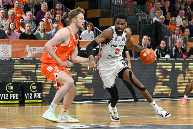 Ejiofor Onu BMA365 Baskets Bamberg, 35 and Lars Thiemann RASTA Vechta, 21 RASTA Vechta vs BMA365 Baskets Bamberg, easyCredit Basketball Bundesliga, Matchday 27, Season 2025 2026, 02 04 2026, RASTA Vechta vs BMA365 Baskets Bamberg, easyCredit Basketball Bundesliga, Matchday 27, Season 2025 2026, 02 04 2026 Vechta Copyright: xEibner-Pressefoto RobertxGertzenx EP_RGN
