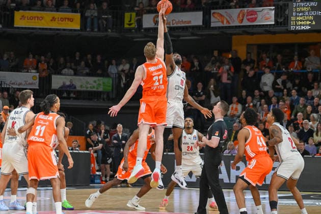 Ejiofor Onu BMA365 Baskets Bamberg, 35 and Lars Thiemann RASTA Vechta, 21 at the jump RASTA Vechta vs BMA365 Baskets Bamberg, easyCredit Basketball Bundesliga, Matchday 27, Season 2025 2026, 02 04 2026, RASTA Vechta vs BMA365 Baskets Bamberg, easyCredit Basketball Bundesliga, Matchday 27, Season 2025 2026, 02 04 2026 Vechta Copyright: xEibner-Pressefoto RobertxGertzenx EP_RGN