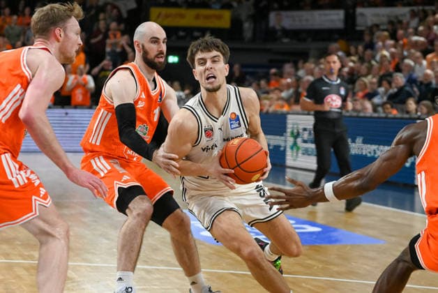 Zacharias Ensminger BMA365 Baskets Bamberg, 01 on the ball against Tommy Kuhse RASTA Vechta, 12 RASTA Vechta vs BMA365 Baskets Bamberg, easyCredit Basketball Bundesliga, Matchday 27, Season 2025 2026, 02 04 2026, RASTA Vechta vs BMA365 Baskets Bamberg, easyCredit Basketball Bundesliga, Matchday 27, Season 2025 2026, 02 04 2026 Vechta Copyright: xEibner-Pressefoto RobertxGertzenx EP_RGN