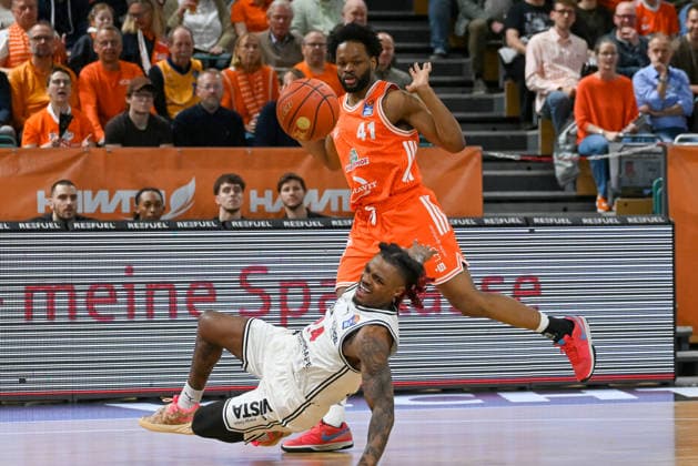 Cobe Williams BMA365 Baskets Bamberg, 24 on the ball against Lloyd Pandi RASTA Vechta, 41 RASTA Vechta vs BMA365 Baskets Bamberg, easyCredit Basketball Bundesliga, Matchday 27, Season 2025 2026, 02 04 2026, RASTA Vechta vs BMA365 Baskets Bamberg, easyCredit Basketball Bundesliga, Matchday 27, Season 2025 2026, 02 04 2026 Vechta Copyright: xEibner-Pressefoto RobertxGertzenx EP_RGN