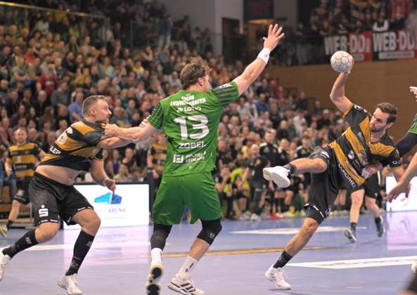 2 4 2026, Dresdens Sebastian Greß on the ball, left Dresdens Jonas Thümmler and LUdwigshafens Rene Zobel, Handball, 2 Bundesliga, HC Elbflorenz Dresden Eulen Ludwigshafen, c Dresden
