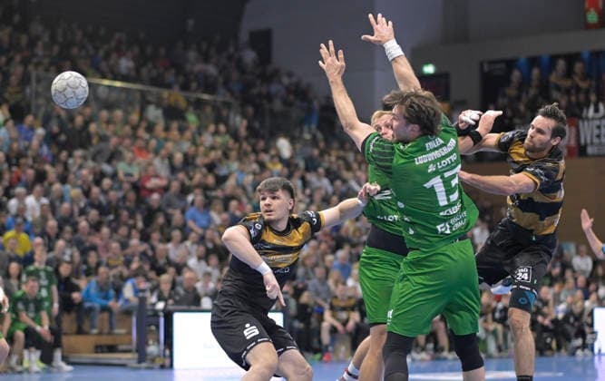 2 4 2026, Dresdens Sebastian Greß throws, Dresdens Ediz Aktas watches, Handball, 2 Bundesliga, HC Elbflorenz Dresden Eulen Ludwigshafen, c Dresden