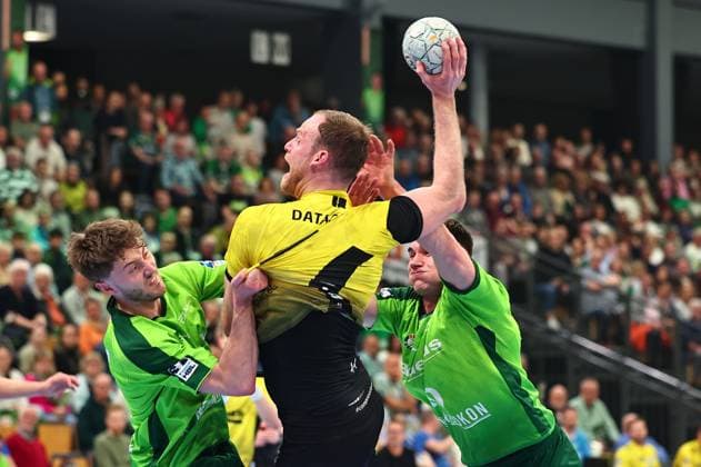 Lenny Rubin TVB Stuttgart, 44 in duel with Niklas Theiss HSG Wetzlar, 09, left and Josip Simic HSG Wetzlar, 10 GER, HSG Wetzlar vs TVB Stuttgart, Handball, 1 Bundesliga, Matchday 27, Season 2025 2026, 02 04 2026 GER, HSG Wetzlar vs TVB Stuttgart, Handball, 1 Bundesliga, Matchday 27, Season 2025 2026, 02 04 2026 Wetzlar Copyright: xEibner-Pressefoto RenexWeissx EP_RWS