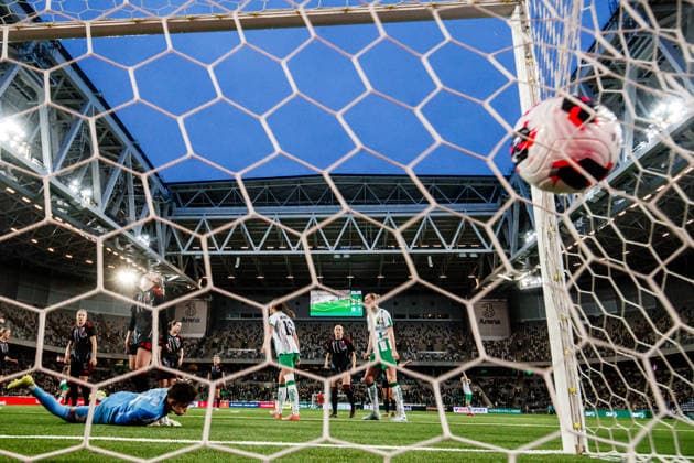260402 Fanny Peterson of Hammarby scores 1-0 behind goalkeeper Nikola Harantova of Sparta Prague during the UEFA Women s Europa Cup semifinal between Hammarby and Sparta Prague on April 2, 2026 in Stockholm Photo Kenta Jönsson BILDBYRAN COP 210 KJ0331 fotboll football soccer fotball europa cup hammarby sparta prague uefa womens europa cup semifinal dam bbeng  Copyright: KENTAxJÖNSSON BB260402KJ019
