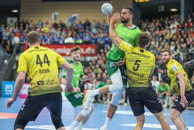 GER, Wetzlar, HSG Wetzlar vs TVB 1898 Stuttgart, Daikin Handball Bundesliga, Handball, HBL, Season 2025 2026, Buderus Arena Wetzlar, 27 Matchday in the picture from l Philipp Ahouansou HSG Wetzlar 19 , Antonio Serradilla TVB Stuttgart 5 DFB DFL REGULATIONS PROHIBIT ANY USE OF PHOTOGRAPHS AS IMAGE SEQUENCES AND OR QUASI VIDEO, 02 04 2026 Copyright: HMBxMedia HendrikxHamelau